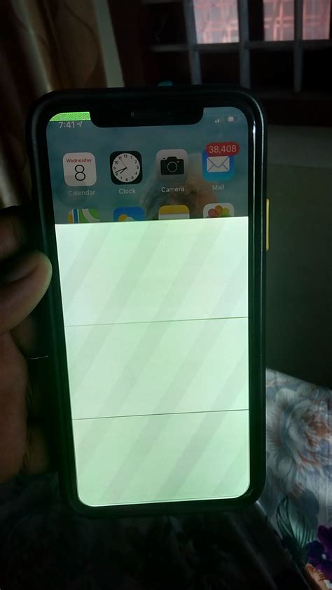 iphone 4 screen flashing.